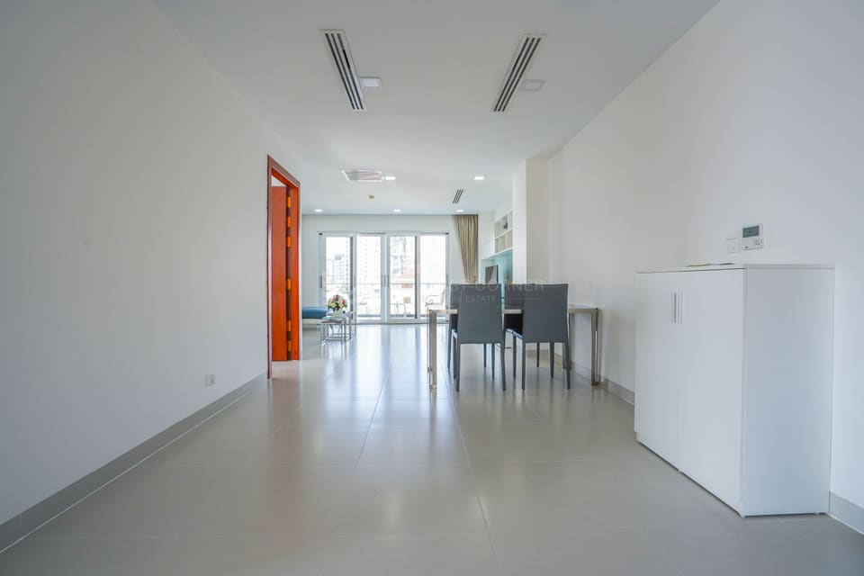 Modern one-bedroom apartment with balcony-BKK1 For Rent