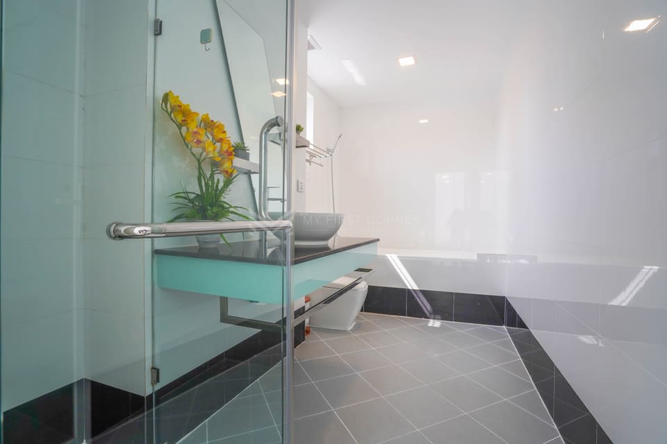Modern one-bedroom apartment with balcony-BKK1 For Rent