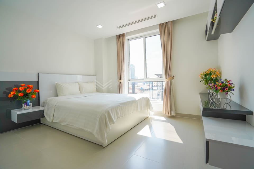 Modern one-bedroom apartment with balcony-BKK1 For Rent