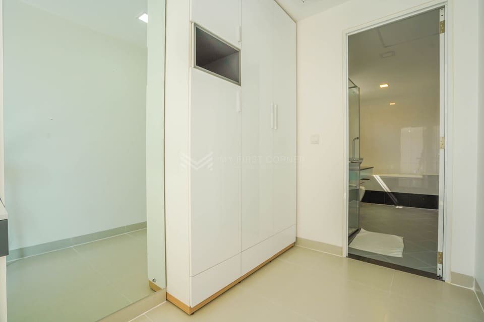 Modern one-bedroom apartment with balcony-BKK1 For Rent