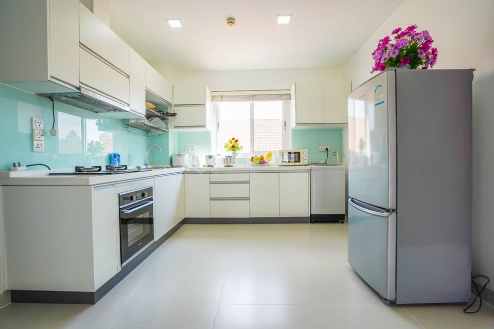 Modern one-bedroom apartment with balcony-BKK1 For Rent