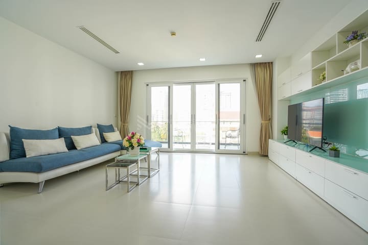 Modern one-bedroom apartment with balcony-BKK1 For Rent