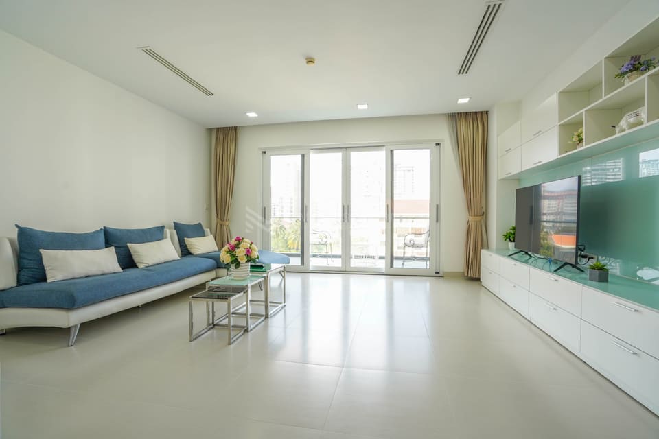 Modern one-bedroom apartment with balcony-BKK1 For Rent