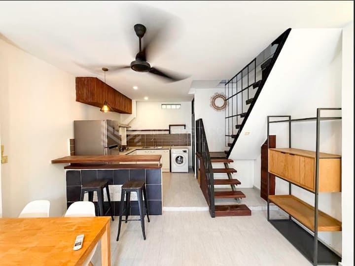 2-bedroom renovated apartment for rent in Daun Penh near Independent Monument.