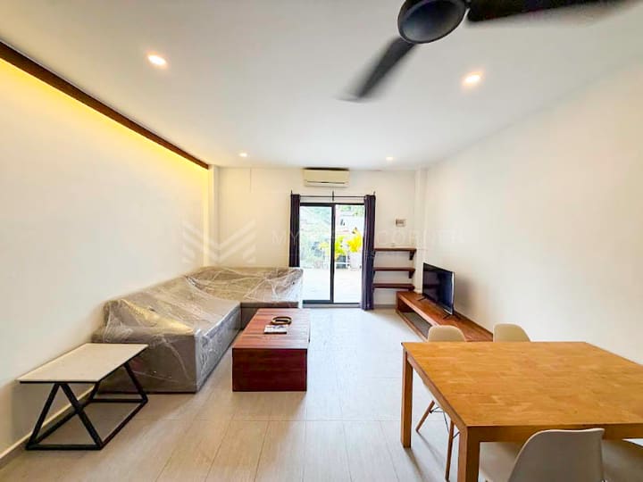 2-bedroom renovated apartment for rent in Daun Penh near Independent Monument.