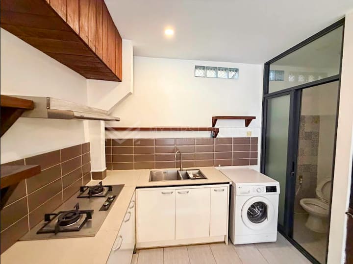2-bedroom renovated apartment for rent in Daun Penh near Independent Monument.