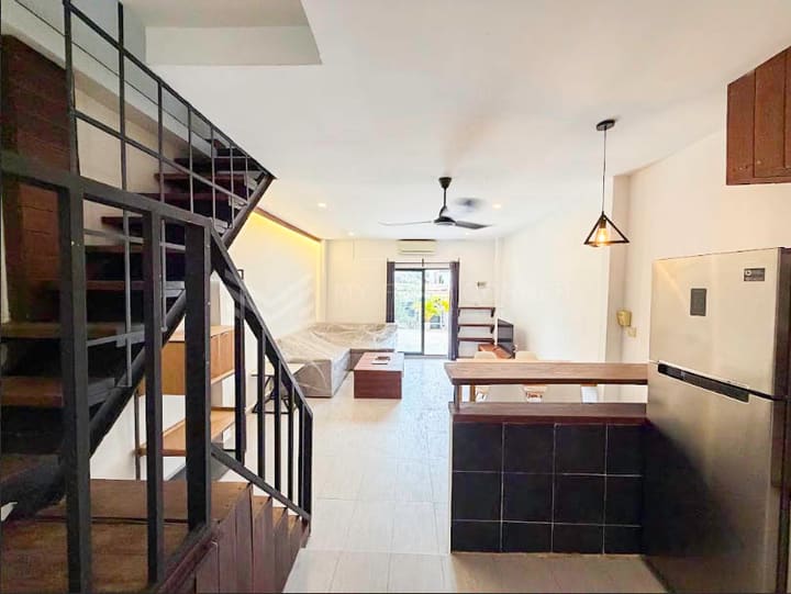 2-bedroom renovated apartment for rent in Daun Penh near Independent Monument.