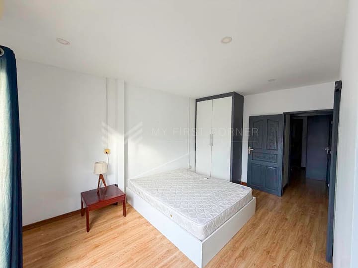 2-bedroom renovated apartment for rent in Daun Penh near Independent Monument.