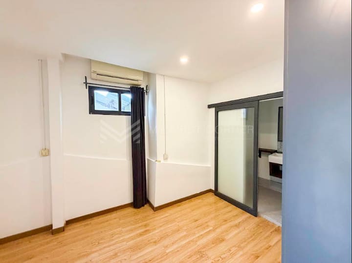 2-bedroom renovated apartment for rent in Daun Penh near Independent Monument.