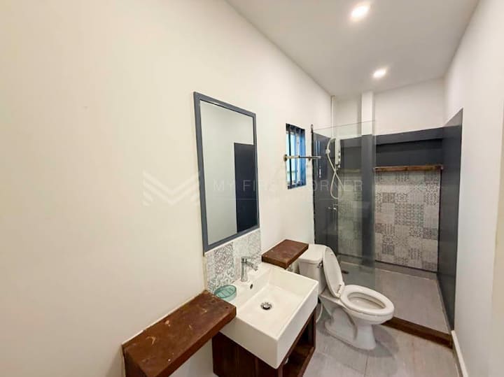 2-bedroom renovated apartment for rent in Daun Penh near Independent Monument.