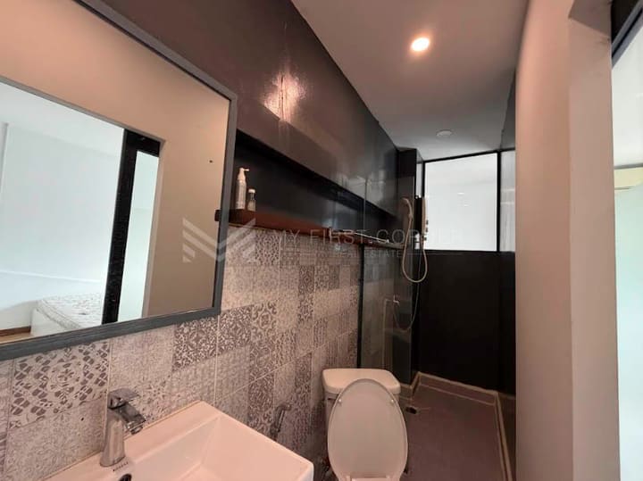 2-bedroom renovated apartment for rent in Daun Penh near Independent Monument.