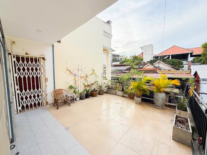 2-bedroom renovated apartment for rent in Daun Penh near Independent Monument.