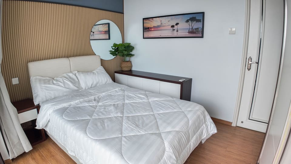 High-End 2BR Apartment in Tonle Bassac – Close to Shopping & Dining!
