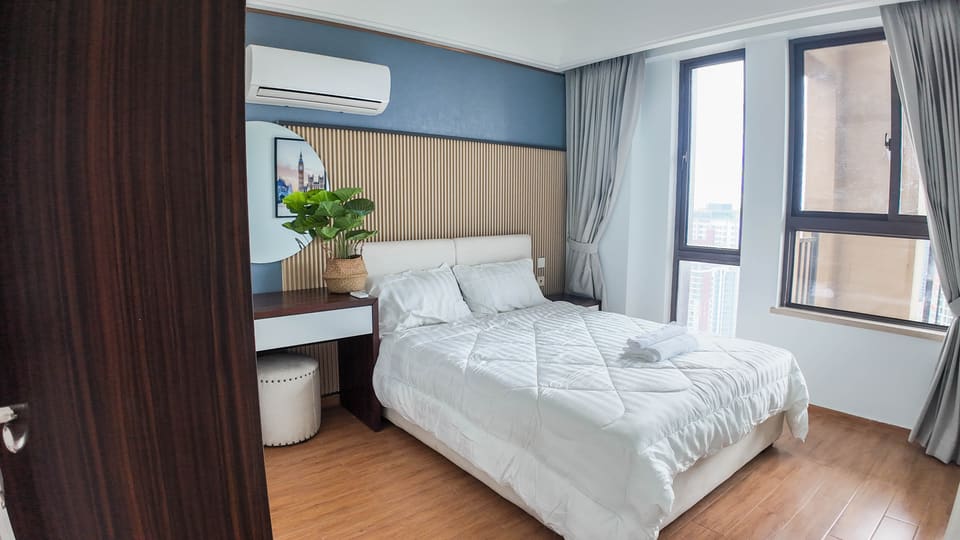 High-End 2BR Apartment in Tonle Bassac – Close to Shopping & Dining!