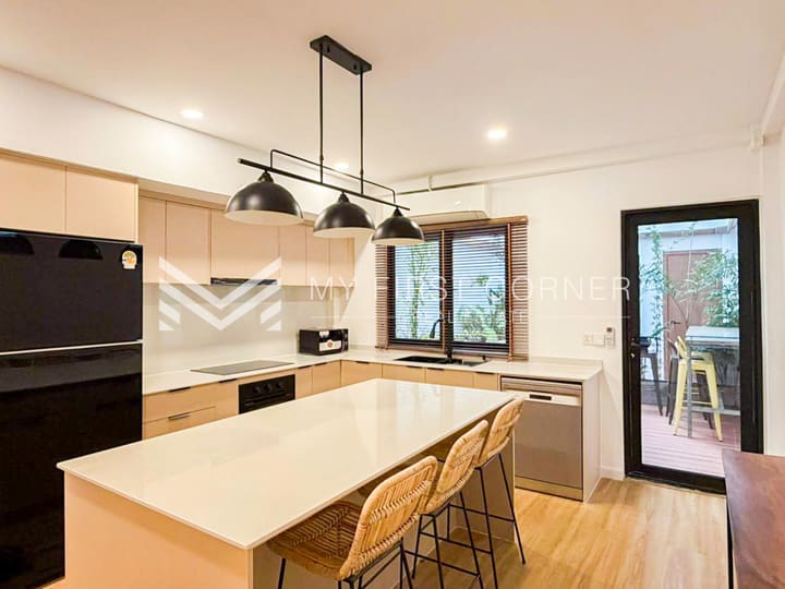 Entrance For Duplex 2-Bedroom For Rent -Near Riverside