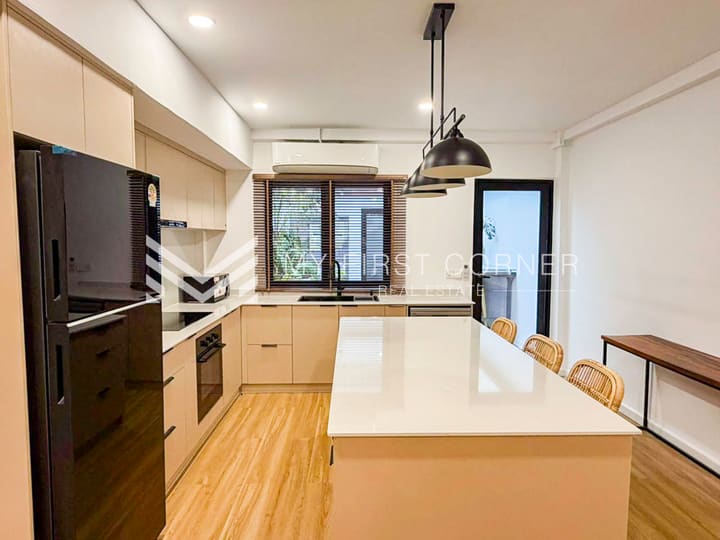 Entrance For Duplex 2-Bedroom For Rent -Near Riverside
