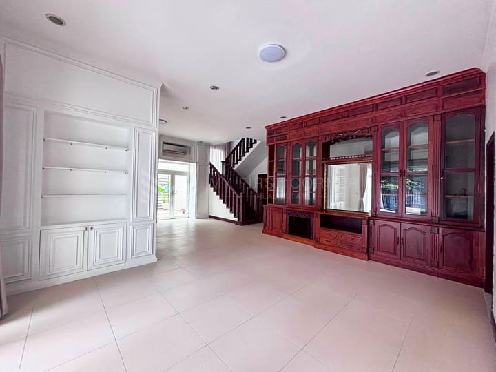Villa for rent in Toul Tompong Area