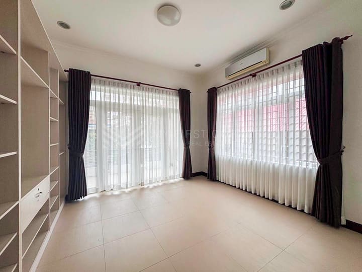 Villa for rent in Toul Tompong Area