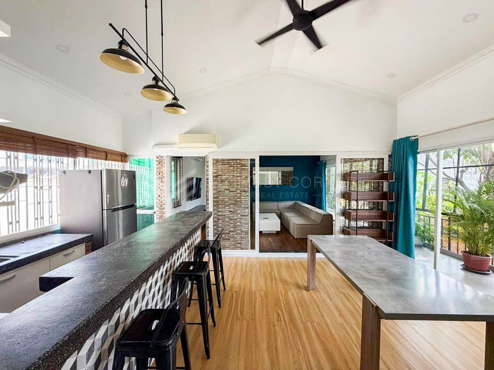 3-Bedroom renovated apartment for rent in tonle bassac Area