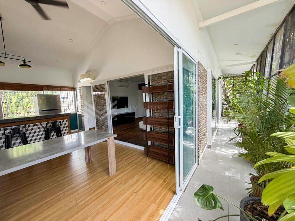 3-Bedroom renovated apartment for rent in tonle bassac Area