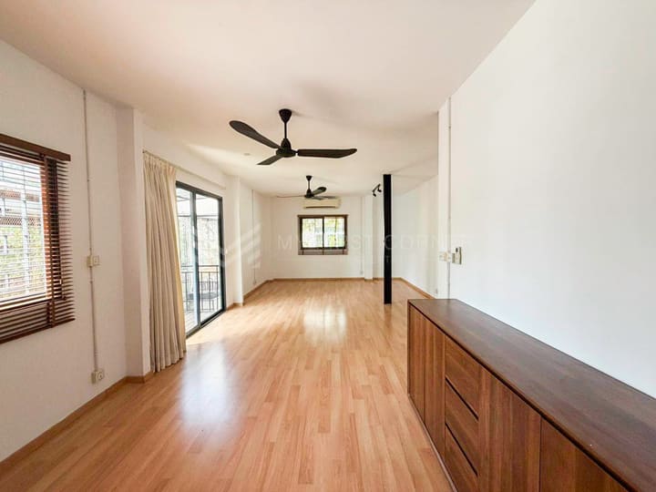 3-Bedroom renovated apartment for rent in tonle bassac Area