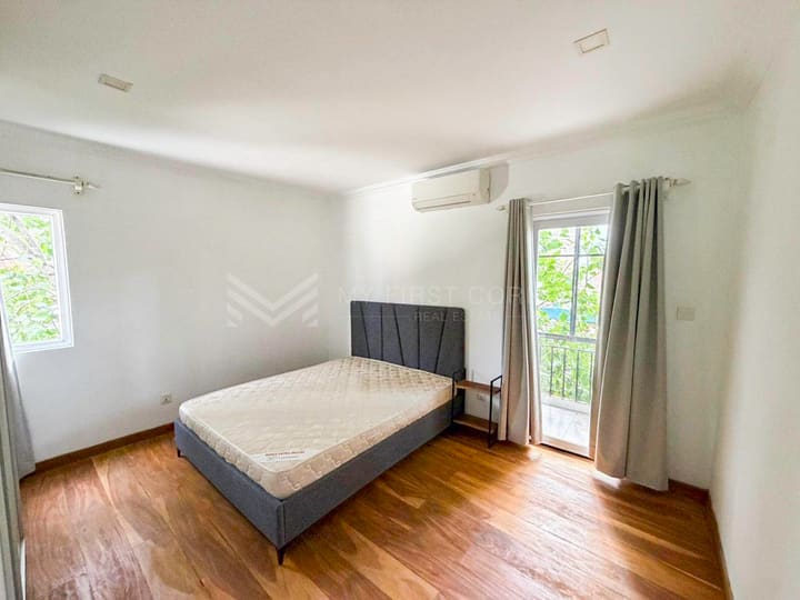 3-Bedroom renovated apartment for rent in tonle bassac Area