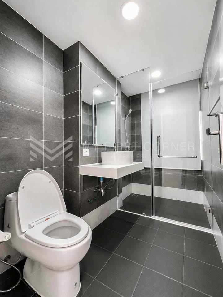 Spacious Three bedroom service apartment for rent in BKK1