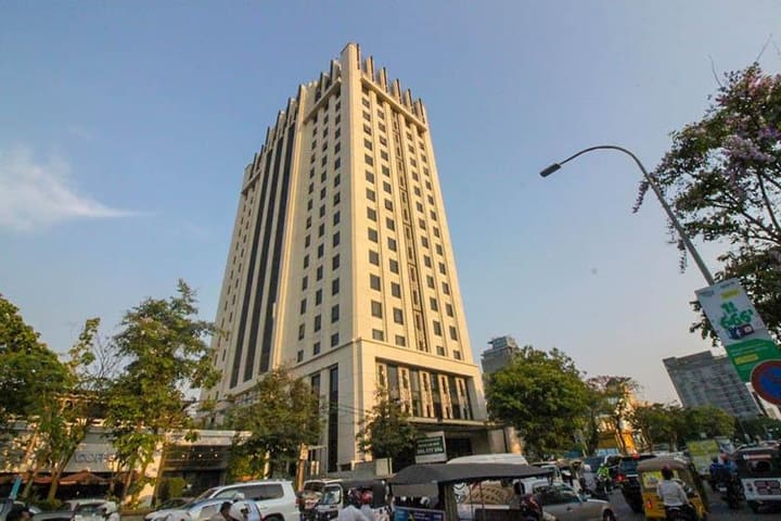 Commercial in Tonle Bassac, photograph 1